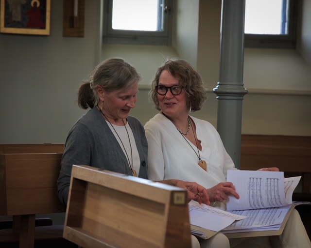 Anna diskuterar noter med Lena